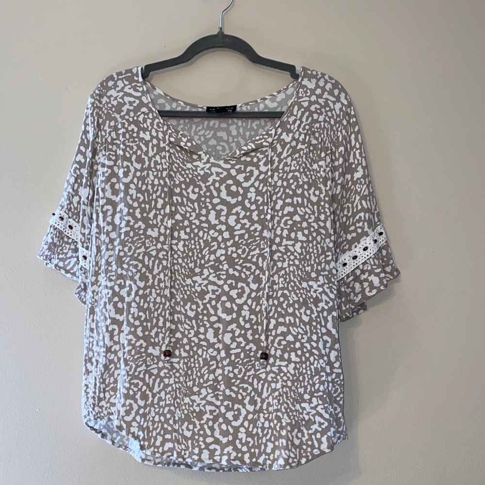 I.N. Studio Women’s Taupe and White Leopard Print Short Sleeve Top Size 1x